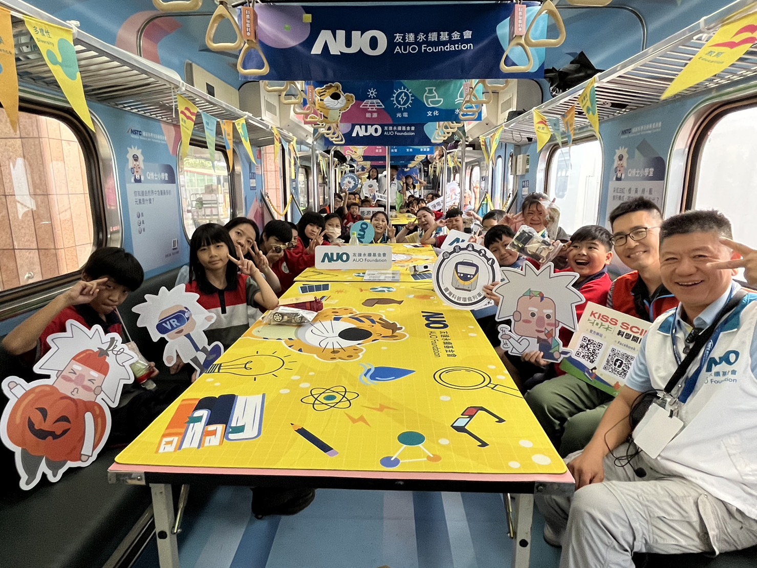 永續基金會參與「臺灣科普環島列車」，設計基礎科學車廂課程，以「淨零碳排和永續能源」為主題，讓學生透過創意實驗認識淨零知識，以及思考生活中的減碳行為