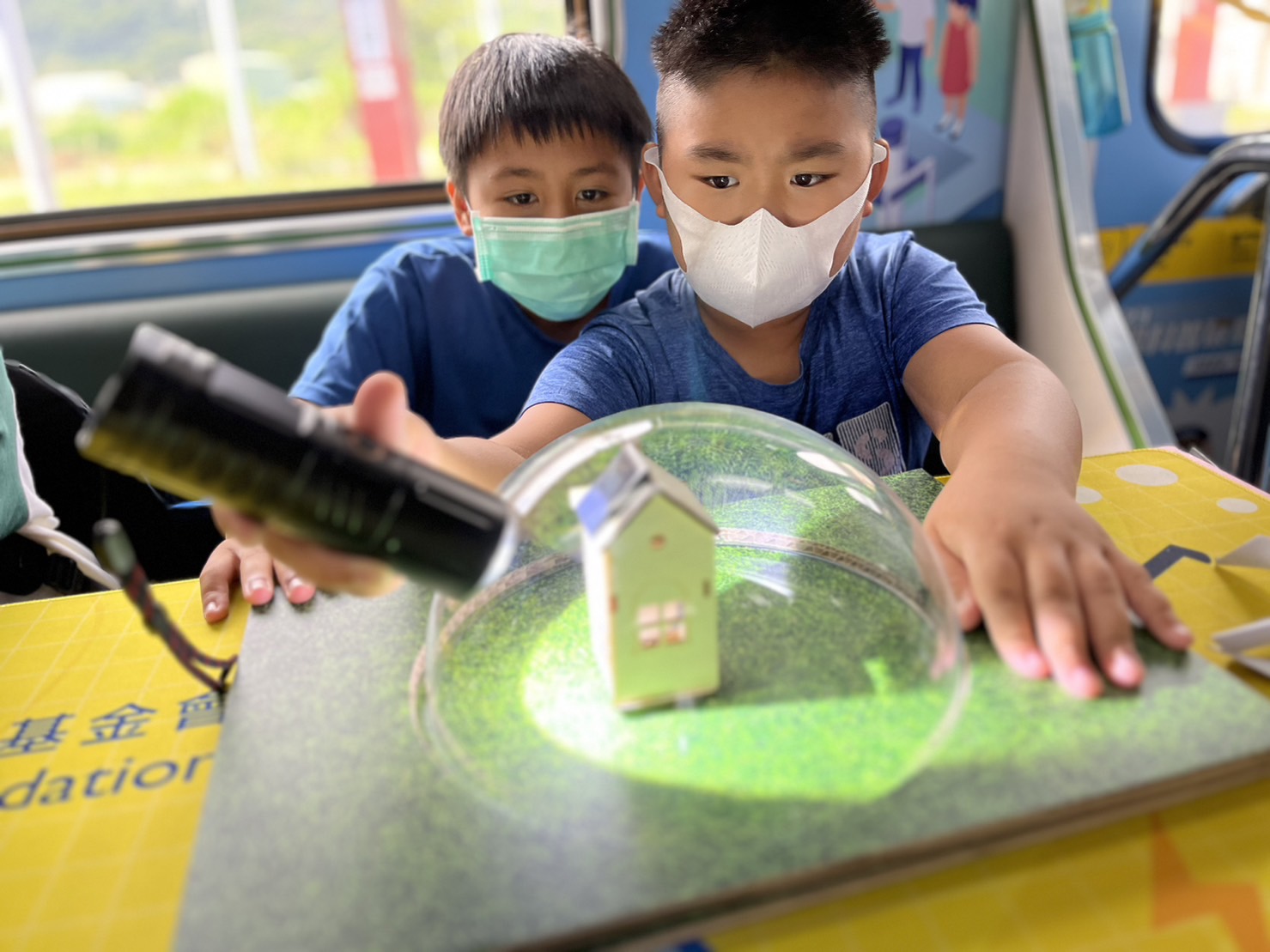 參與基礎科學主題車廂，以STEAM教學精神，設計「逐日科學家」、「太陽能工程師」以及「淨零建築師」三大能源科普課程和實驗